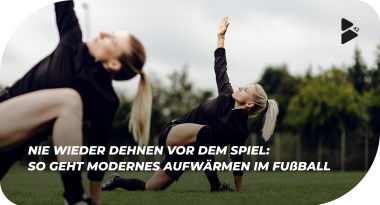 Fußballerinnen dehnen sich auf dem Fußballplatz