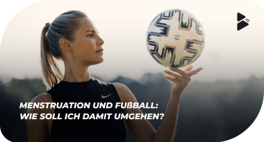 Fußballerin betrachtet Fußball