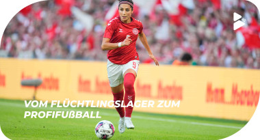 Nadia Nadim sprintet mit dem Ball während eines Dänemark Spiels