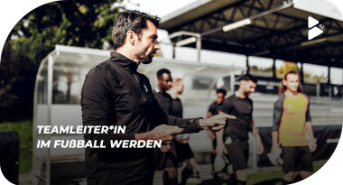 Teamleiter coacht seine Spieler